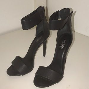 Black ankle strap heel w/o box